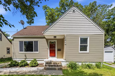 2214 50th St, Des Moines, IA 50310
