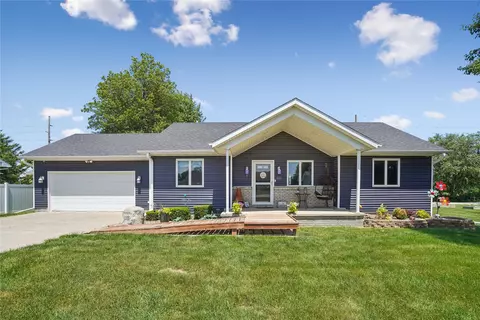 310 1st St, Menlo, IA 50164