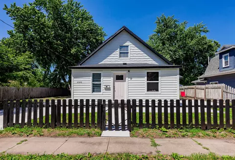 2326 Des Moines St, Des Moines, IA 50317