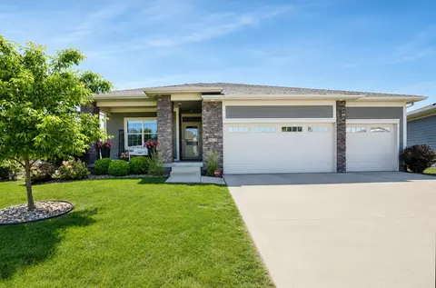 9425 Bellflower Ln, Norwalk, IA 50211