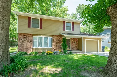 8505 Ridgemont Dr, Urbandale, IA 50322