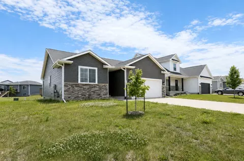 1240 NW Mill Springs Dr, Waukee, IA 50263