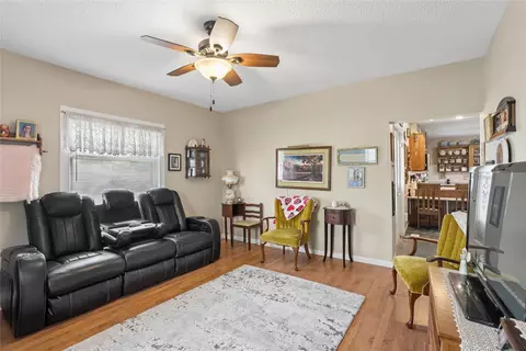 611 N 3rd Ave E, Newton, IA 50208