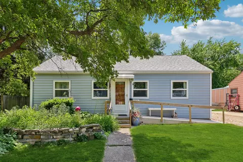 398 Pleasant View Dr, Des Moines, IA 50315