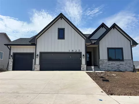 1825 Silver Maple Dr, Norwalk, IA 50211
