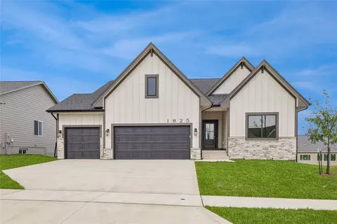 1825 Silver Maple Dr, Norwalk, IA 50211