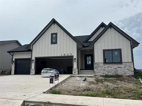 1825 Silver Maple Dr, Norwalk, IA 50211