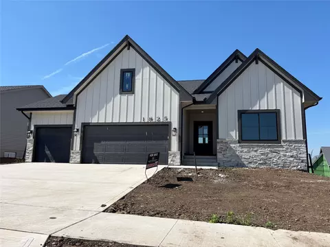 1825 Silver Maple Dr, Norwalk, IA 50211