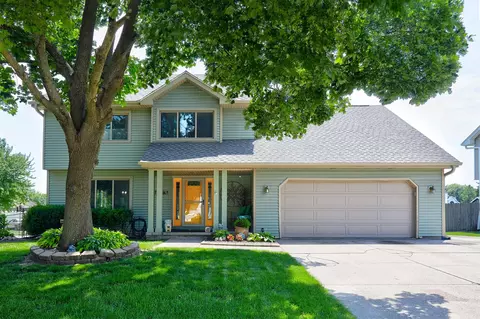 8000 Sharon Dr, Urbandale, IA 50322