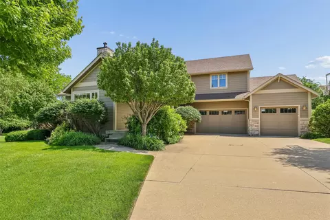 7408 Eagle Crest Dr, Johnston, IA 50131