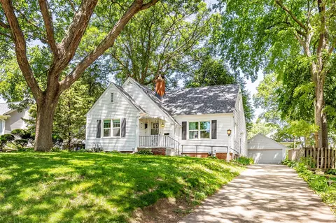 1211 46th St, Des Moines, IA 50311