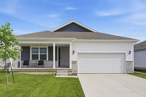 2567 SE Fox Valley Dr, West Des Moines, IA 50265