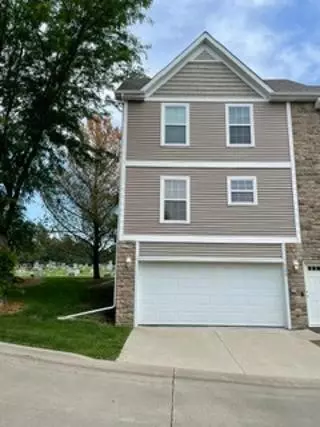 6399 Oak Creek Dr, Pleasant Hill, IA 50327