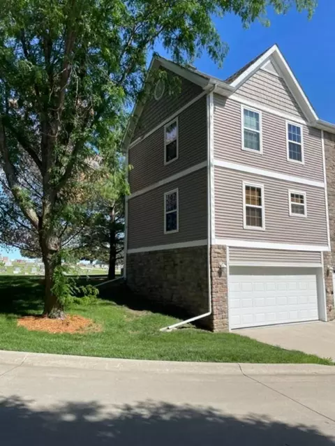 6399 Oak Creek Dr, Pleasant Hill, IA 50327