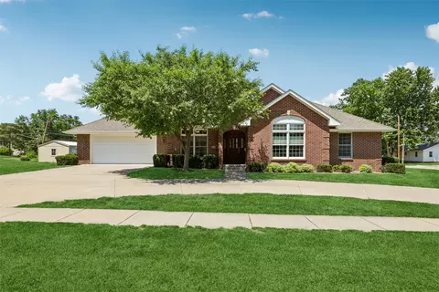 904 Cottage St, Adel, IA 50003