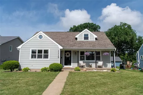 1115 Broadway St, Pella, IA 50219