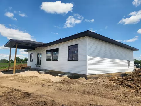 Exterior - 302 Willow St, Baxter, IA 50028 photo 3 of 4