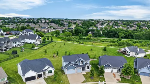 3667 NW 165th St, Clive, IA 50325