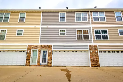 15231 Greenbelt Dr, Urbandale, IA 50323