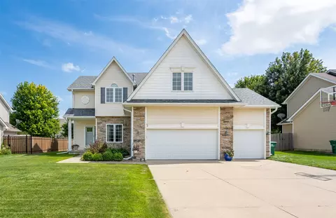 9504 NW Newgate Dr, Johnston, IA 50131