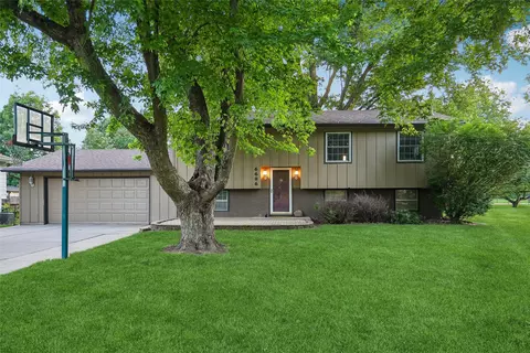6686 NW 54th Ct, Johnston, IA 50131
