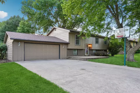 6686 NW 54th Ct, Johnston, IA 50131