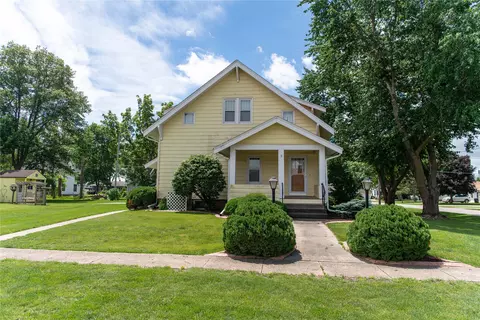 601 E 5th St, Prairie City, IA 50228