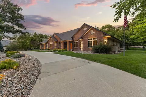 12810 Cardinal Ln, Urbandale, IA 50323