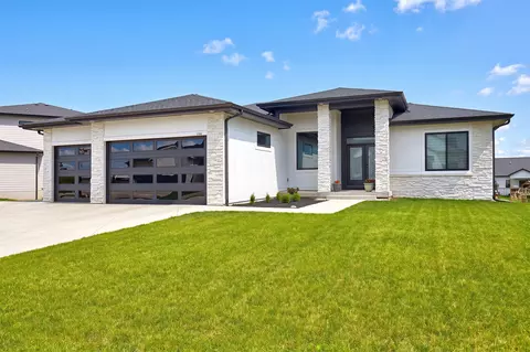 17938 Hammontree Cir, Clive, IA 50325