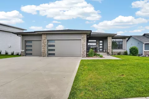 1007 Lynne Dr, Adel, IA 50003