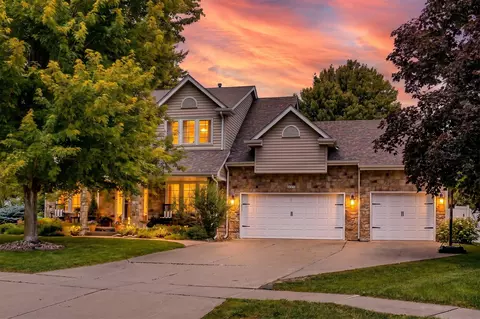 6004 Nottingham Dr, Johnston, IA 50131