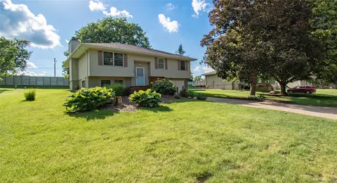 1148 Pinehurst Ln, Norwalk, IA 50211