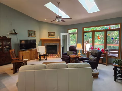 8125 Rocklyn Dr, Urbandale, IA 50322