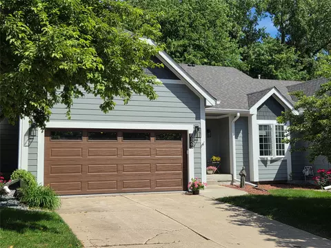 8125 Rocklyn Dr, Urbandale, IA 50322