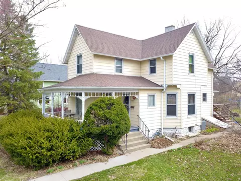 1132 Elm St, Grinnell, IA 50112