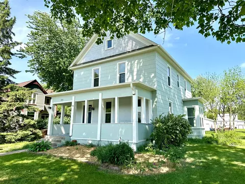 1016 Elm St, Grinnell, IA 50112