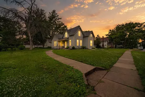 911 N Howard St, Indianola, IA 50125