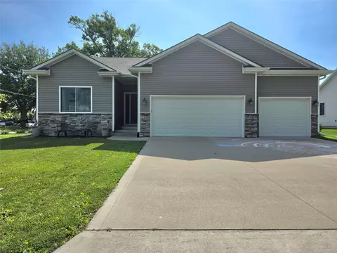 1120 N 17th St, Chariton, IA 50049