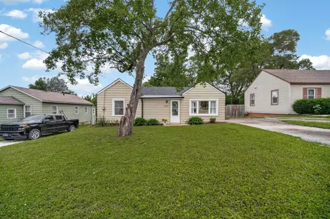 2324 E 40th Ct, Des Moines, IA 50317