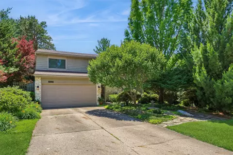7824 Roseland Dr, Urbandale, IA 50322