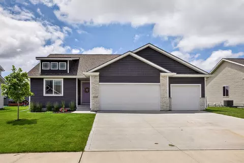 1245 Cedar St, Waukee, IA 50263