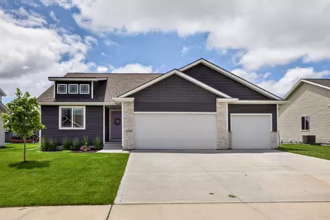 1245 Cedar St, Waukee, IA 50263