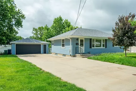7414 Dennis Dr, Urbandale, IA 50322