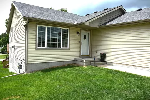 6002 NW 52nd St, Johnston, IA 50131