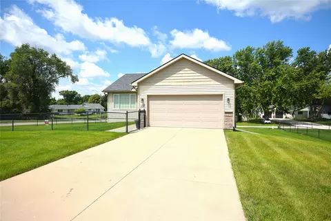 6002 NW 52nd St, Johnston, IA 50131