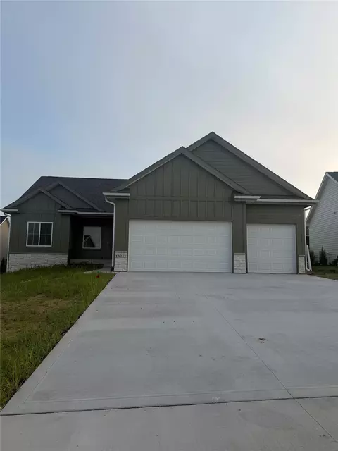 15211 Springbrook Trl, Urbandale, IA 50323