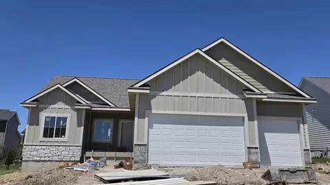 15211 Springbrook Trl, Urbandale, IA 50323