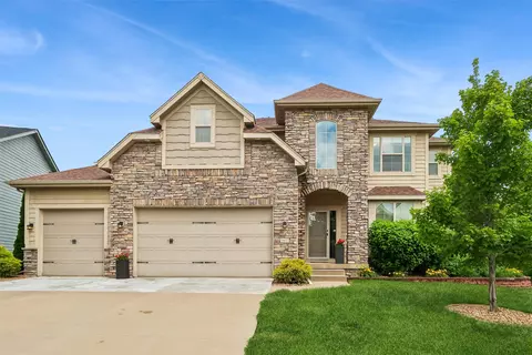 16651 Oakbrook Dr, Clive, IA 50325