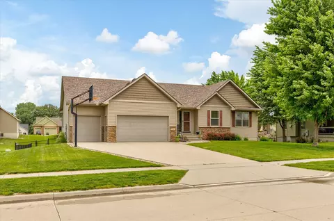 7343 Dusk Dr, Johnston, IA 50131