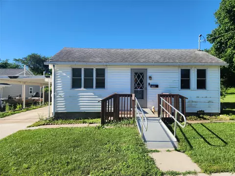 506 Rock Is W, Knoxville, IA 50138